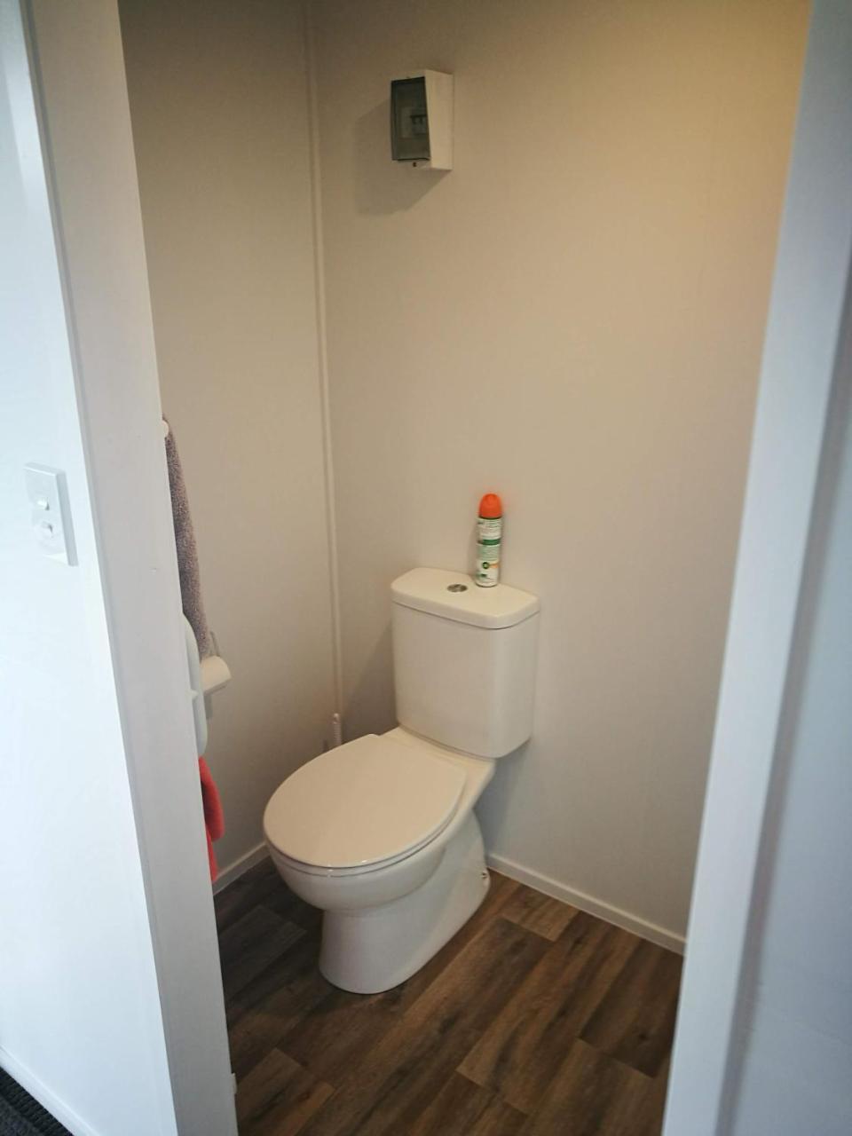 Budget Cabin Accommodation - Bed Shower Toilet Waihi Exterior photo
